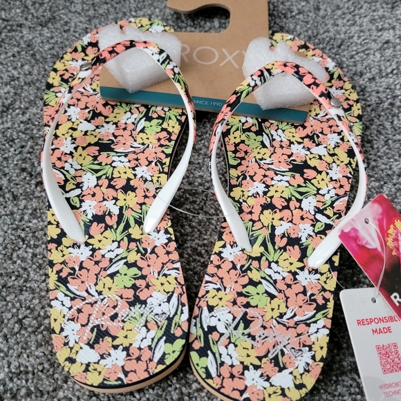 NWT! Roxy Flips - 8 - Picture 4 of 4